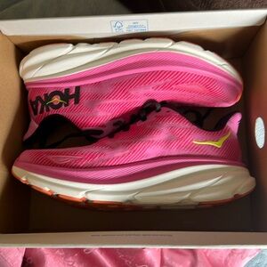 Pink hoka Clifton 9